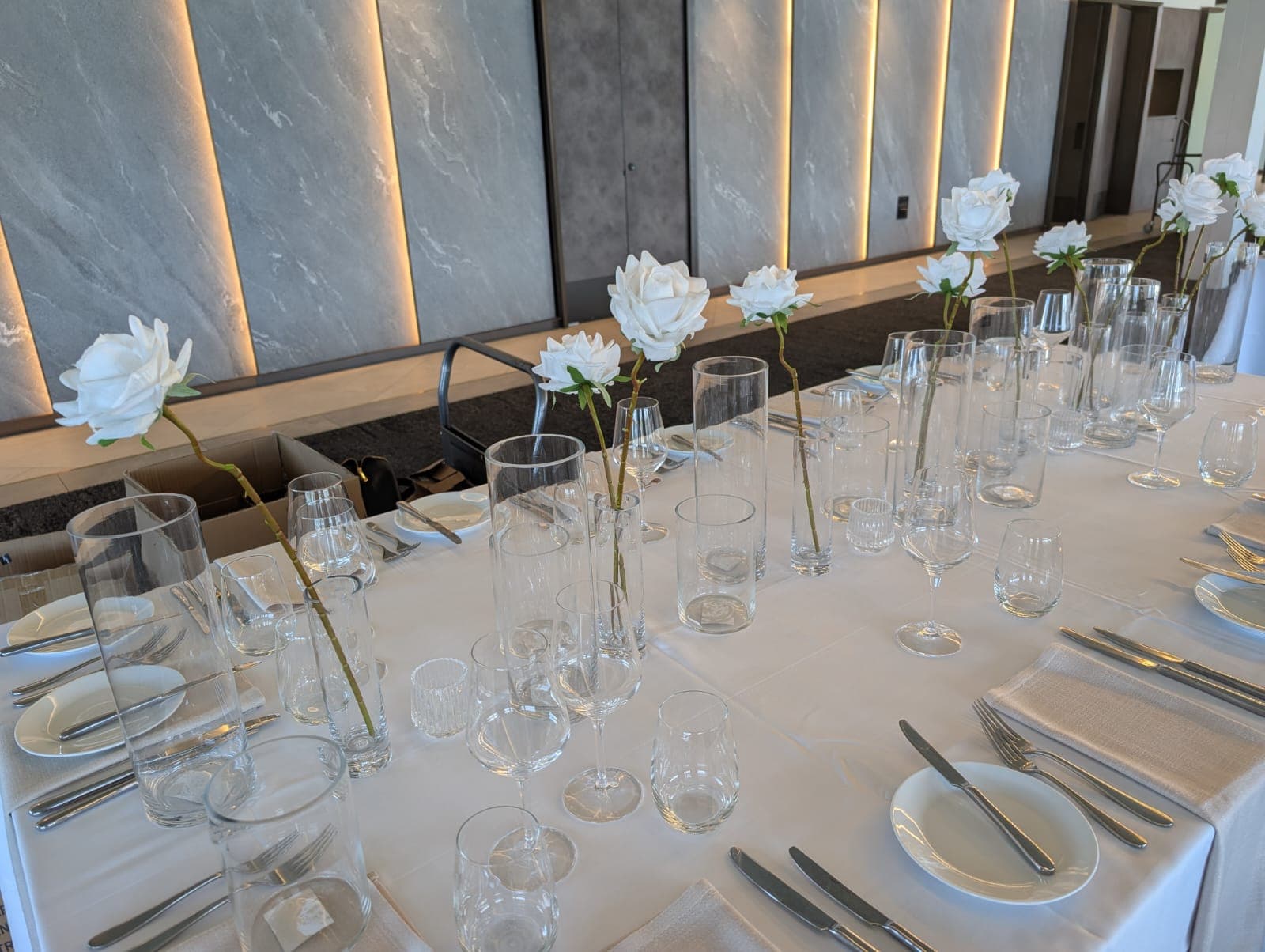 Modern long table with roses