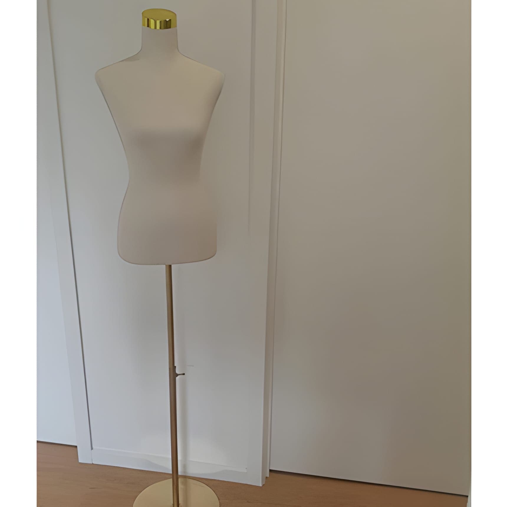 White and gold female mannequin